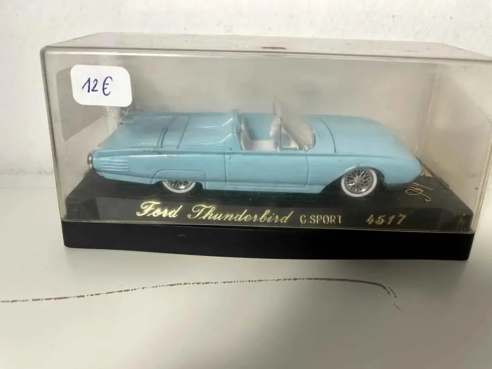 Ford Thunderbird G SPORT bleue claire (voiture américaine ) (Solido référence 4517)