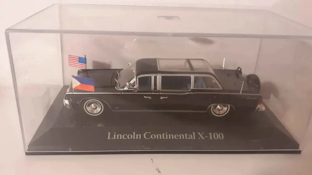Lincoln Continental X-100 noire (collection voitures de chefs d'état)