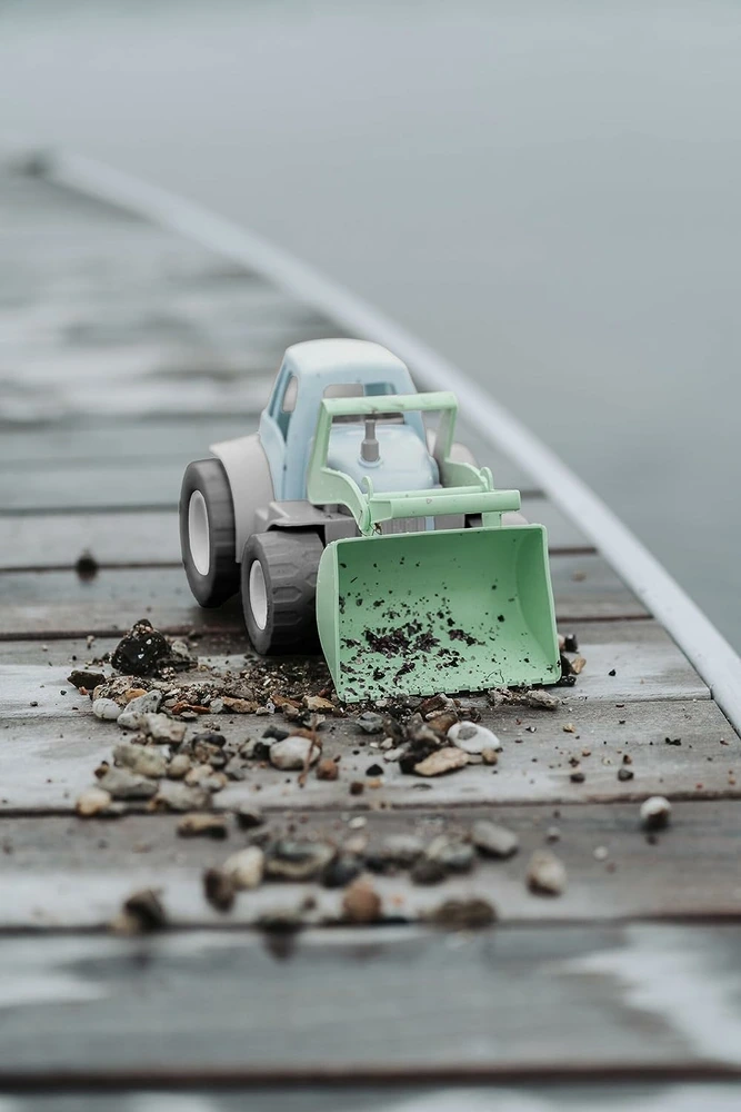 Tracteur pelleteuse en bioplastique vert pour stockage extérieur