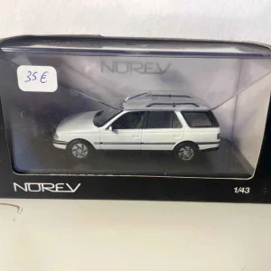 Peugeot 405 break SRI blanche (Norev) pour débutants