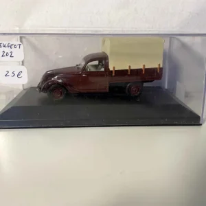 Peugeot 202 bâchée marron et bâche crème