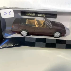 Selle custom Mercedes-Benz cabriolet bordeaux sombre de 1988