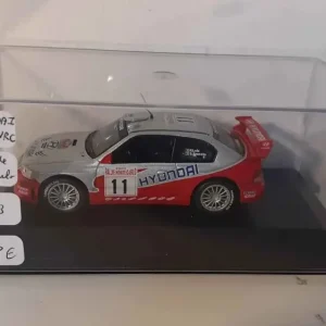 Compatibilité Universelle Hyundai Accent WRC rouge et grise numéro 11 - rallye de Monté-Carlo de 2003 ( boîte en plexi)