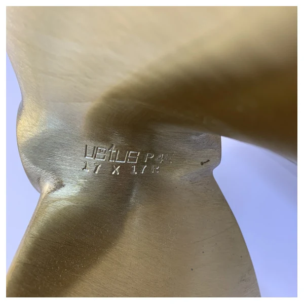 Hélice Vetus P4E-17 X 17R 4 pales en laiton à droite 30 mm