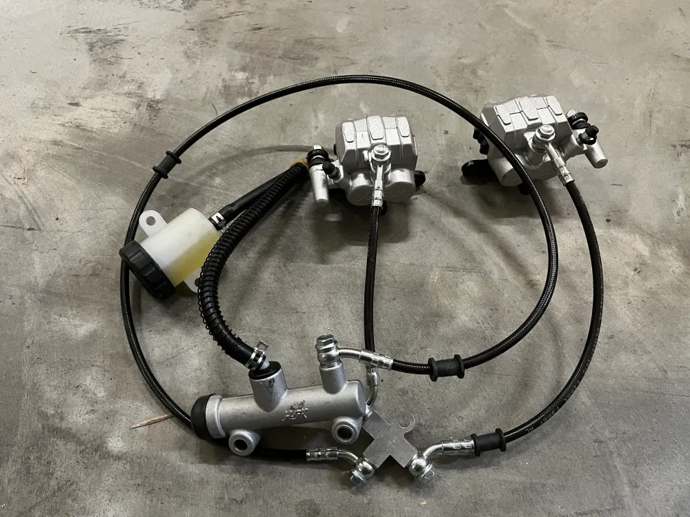 Système de freinage adapté pour balayeuse autoportée & Balayeuse avec cabine