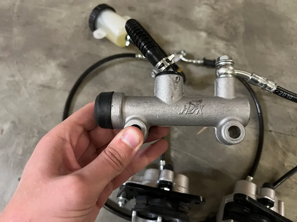 Système de freinage adapté pour balayeuse autoportée & Balayeuse avec cabine