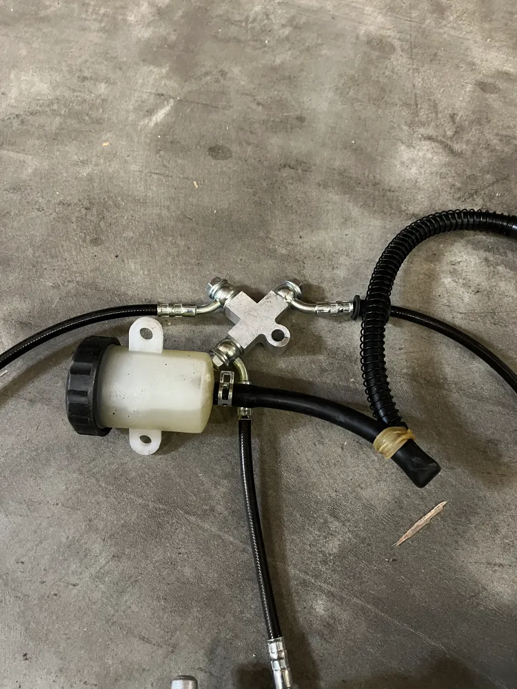 Système de freinage adapté pour balayeuse autoportée & Balayeuse avec cabine