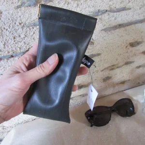 Étui à lunettes clic-clac en chambre à air de vélo upcyclée à fines rayures