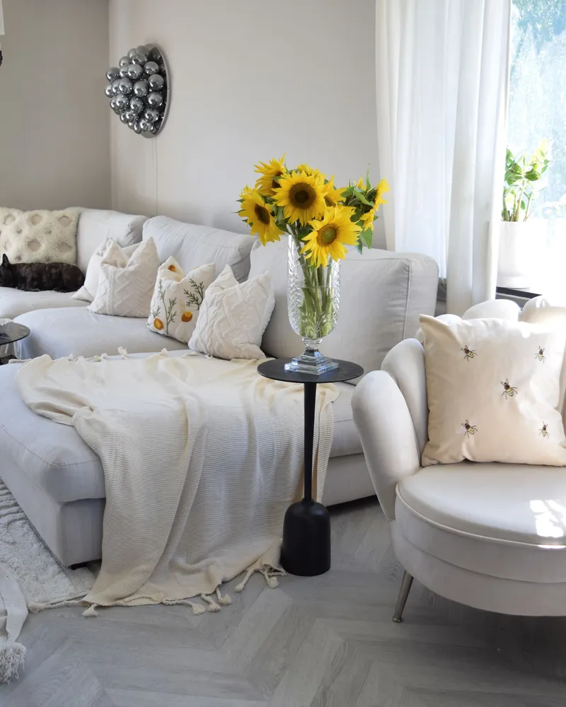 Set 2 Embroidered Velvet Cushions Bees Motif 45 x 45 cm Sable TALINUM