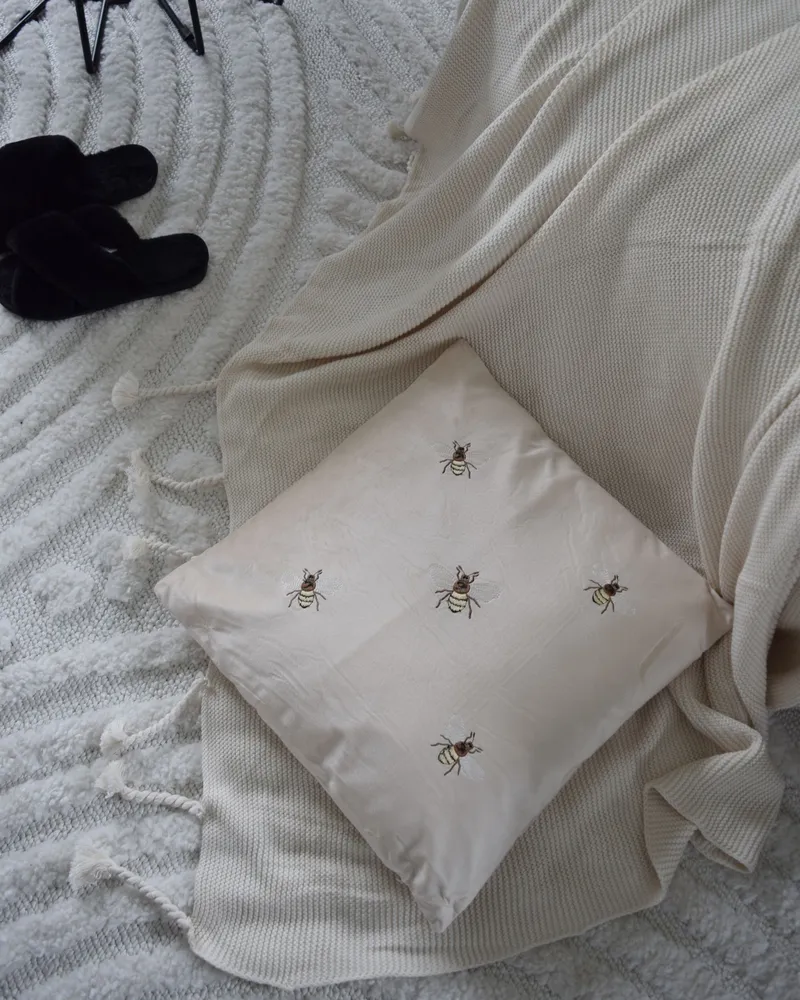 Set 2 Embroidered Velvet Cushions Bees Motif 45 x 45 cm Sable TALINUM