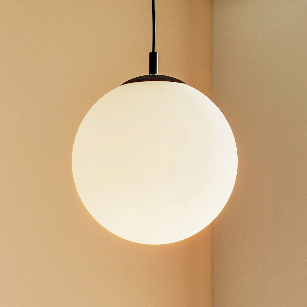 Suspension 562, verre mat, embout/rosace noir avec rivets de maillon